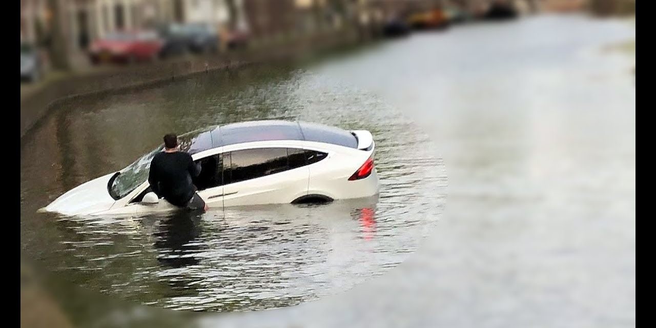 No, caer al agua o cruzar inundaciones en un auto eléctrico no te electrocutará