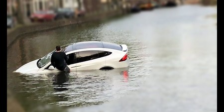 No, caer al agua o cruzar inundaciones en un auto eléctrico no te electrocutará