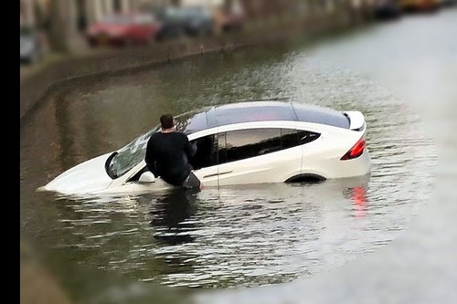 No, caer al agua o cruzar inundaciones en un auto eléctrico no te electrocutará