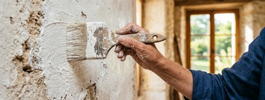 En el pasado, la gente solía encalar las paredes interiores de sus casas cada verano: la razón olvidada resurge en 2026