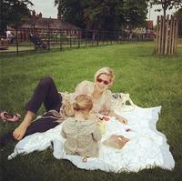 Elsa Pataky: una famosa que hizo el piel con piel, da el pecho y colecha con sus tres hijos