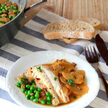 Adiós a la plancha y a manchar el horno: esta receta de lubina (o cualquier pescado blanco) es un guiso fácil y sencillo para comer sano y rico 