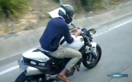 En mocasines, a 80 por hora y enviando sms por el móvil sobre su Ducati Monster