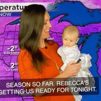 Una meteoróloga da el tiempo en directo con su bebé en brazos mostrando cómo la pandemia ha cambiado la forma de trabajar 