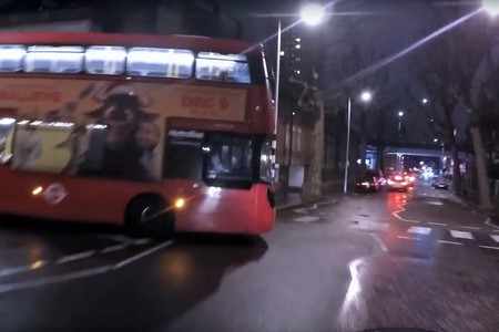Un scooter, un autobús y 5 minutos de duelo a ver quién es el conductor más idiota de Londres