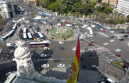 Así quiere abordar el Gobierno una nueva movilidad sin enfadar (más) a los fabricantes con el coche eléctrico