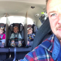 La solución de un padre para acabar con las peleas de sus trillizos en el coche