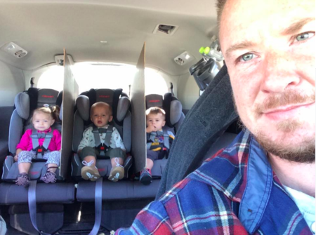 La solución de un padre para acabar con las peleas de sus trillizos en el coche