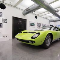 Una mujer quería un Lamborghini de un color que no existía hace casi 60 años. Terminó quitándose el vestido para crearlo 