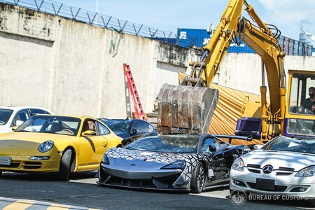 ¡Contenido sensible! Gobierno de Filipinas destruye más 20 millones de pesos en autos de lujo