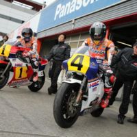 Fernando Alonso se sube a una MotoGP. Dani Pedrosa y Marc Márquez sobre la NSR500 