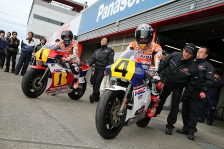 Fernando Alonso se sube a una MotoGP. Dani Pedrosa y Marc Márquez sobre la NSR500
