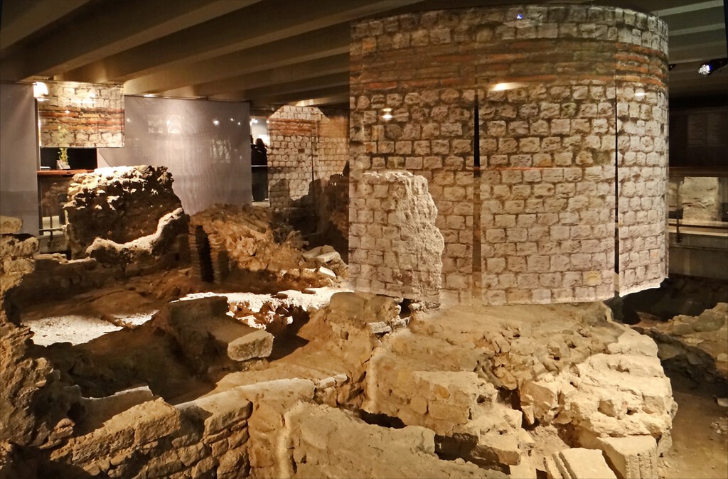 En 1965, París empezó a excavar un aparcamiento frente a Notre-Dame. Se encontró con una ciudad romana entera bajo sus pies