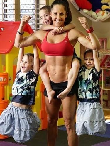 Otra madre de tres hijos genera polémica con las fotos de su cuerpo