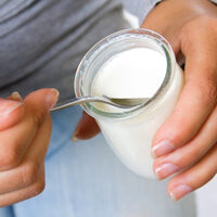 Llevamos décadas asumiendo que un yogur "desnatado" o "0% grasa" es más saludable. Es hora de repensarlo