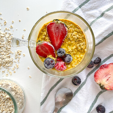 Avena nocturna con frutos rojos: receta de desayuno saludable muy fácil y personalizable 