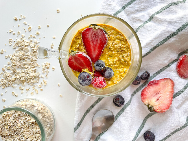 Avena nocturna con frutos rojos: receta de desayuno saludable muy fácil y personalizable