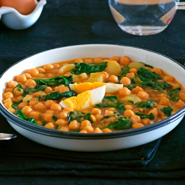 Barato, fácil y completo: la receta de garbanzos con su dosis de proteínas que puedes hacer de un día para otro 