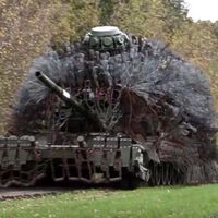 Los drones de Ucrania estaban acabando con los tanques rusos. La solución es un curioso camuflaje nunca visto en el campo de batalla 