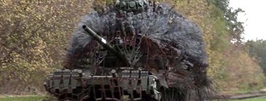 Los drones de Ucrania estaban acabando con los tanques rusos. La solución es un curioso camuflaje nunca visto en el campo de batalla 