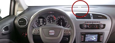 Parece un botón más del salpicadero, pero está lejos para pulsarlo. Es esencial para que el climatizador del coche funcione bien