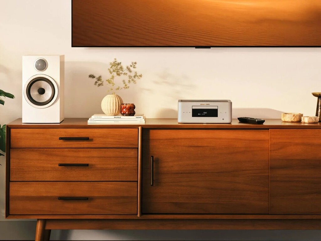 El nuevo equipo HiFi de Marantz quiere recuperar el espíritu de las minicadenas clásicas: con CD, radio y HDMI para conectar a la tele 