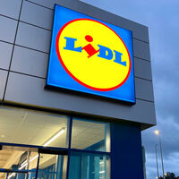 Mañana viernes llegará a Lidl el soporte para elevar tu monitor que permite guardar el móvil, el ratón e incluso el teclado 