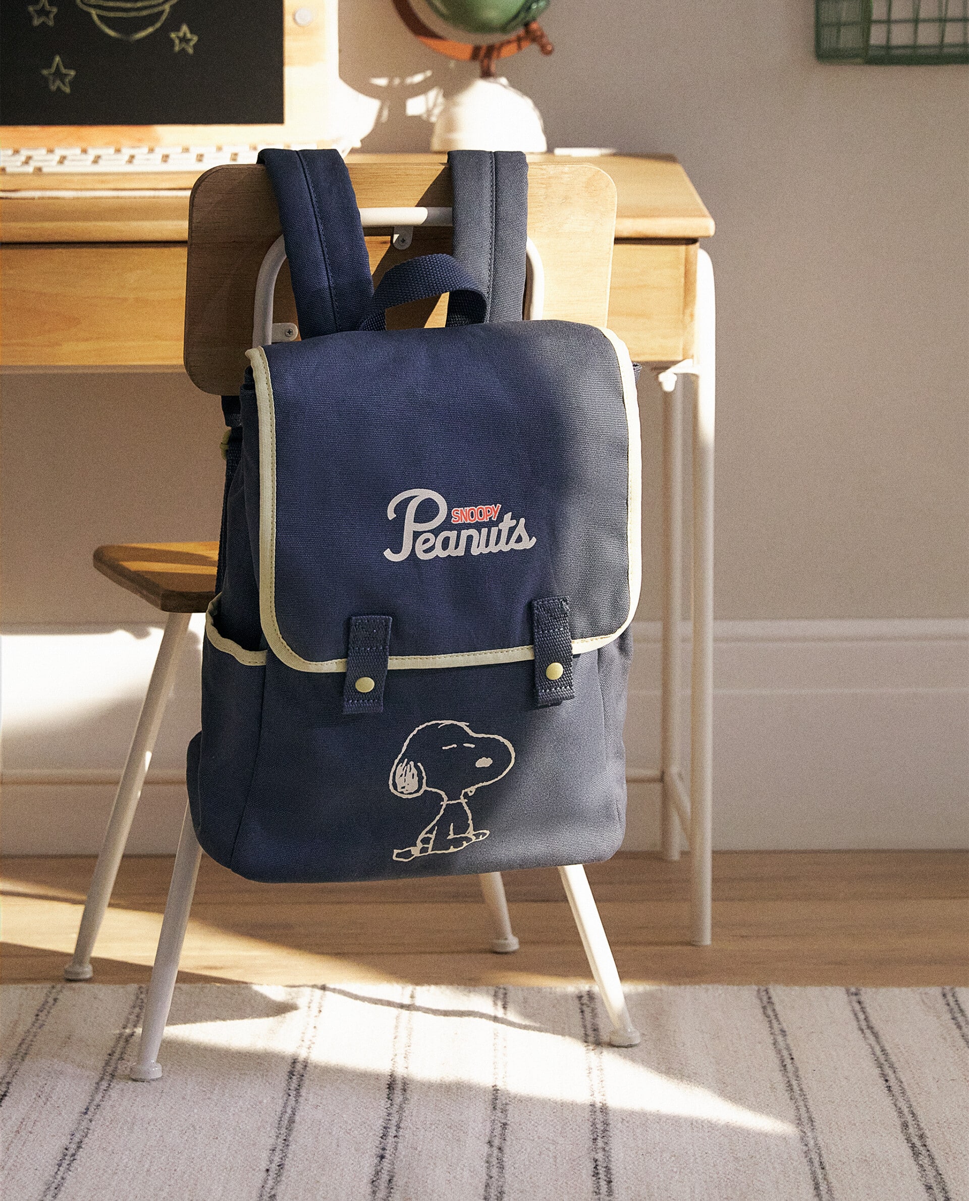 Mochila de tela de algodón con asas para coger y para llevar a la espalda, con bolsillos en los laterales y cierres de botón magnéticos