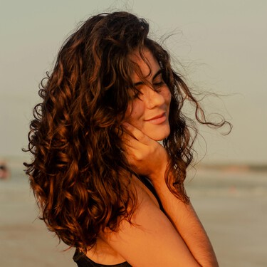 Adiós al frizz: estos son los trucos imprescindibles para hidratar el pelo rizado y encrespado