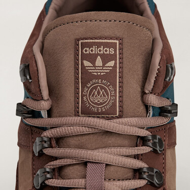 Parece una bota de montaña, pero son las zapatillas más retro y cool del otoño que llevarás del sendero a la calle en todos tus looks 