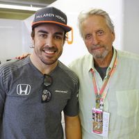 Michael Douglas nos chiva que Fernando Alonso tiene un pie fuera de McLaren