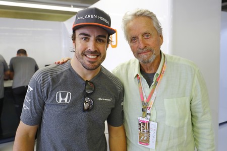 Michael Douglas nos chiva que Fernando Alonso tiene un pie fuera de McLaren