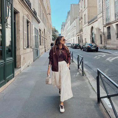 Ni negro ni marrón: el abrigo de lana con bufanda que arrasa en la nueva colección de H&M es color vino tinto 