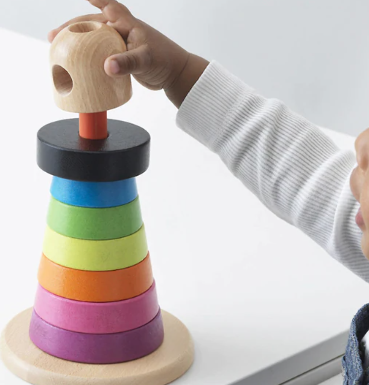 Pirámide de anillos de madera de colores