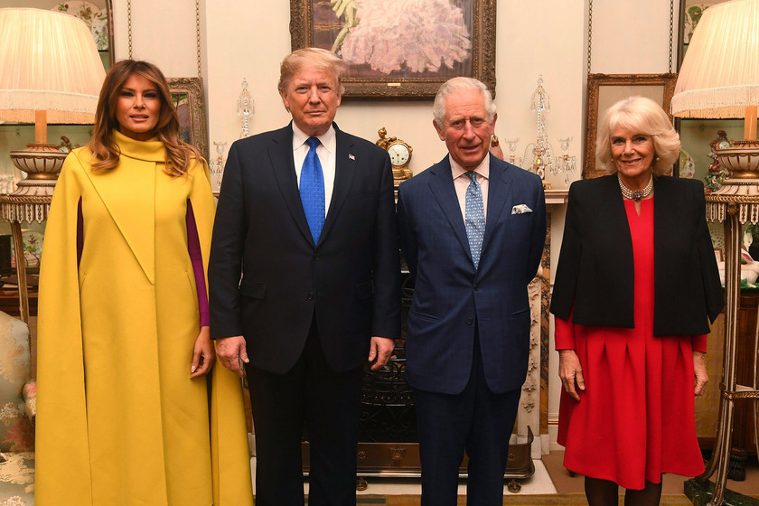 Melania Trump impacta en Londres con un espectacular abrigo amarillo