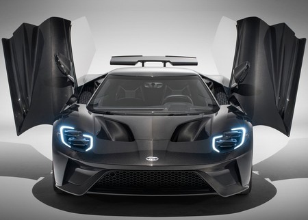 El Ford GT 2020 se vuelve más potente y se sacude la pintura para que lo veas como es, una bala de fibra de carbono