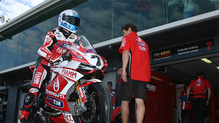 Superbikes Phillip Island 2013: Carlos Checa no presenta lesiones pero permanecerá en observación