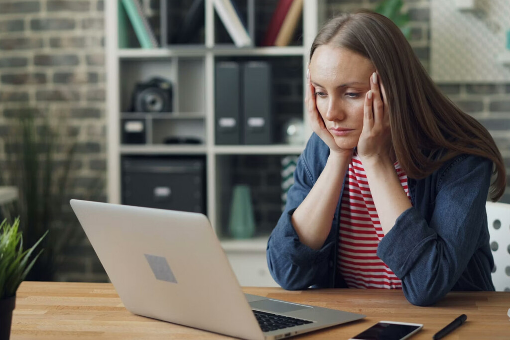 Privacidad en IA: revisores humanos acceden a tus conversaciones privadas