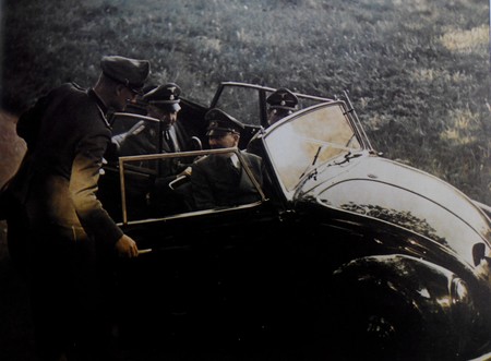 Tres hombres y una ametralladora: así impulsaron Hitler y Porsche la creación del Volkswagen