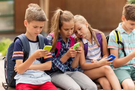 El uso de Internet impacta el sistema cognitivo, afectando la capacidad de atención, memoria e interacciones sociales