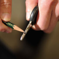 El truco japonés definitivo para que la llave de tu moto o coche funcione como el primer día: un lápiz