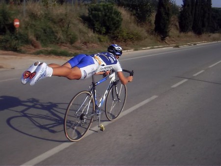 El kamasutra del Tour de Francia: Por qué los descensos en ciclismo se han llenado de posturas extrañas