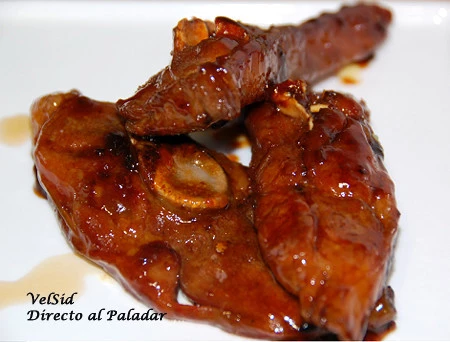 Cordero caramelizado con mandarina y cardamomo