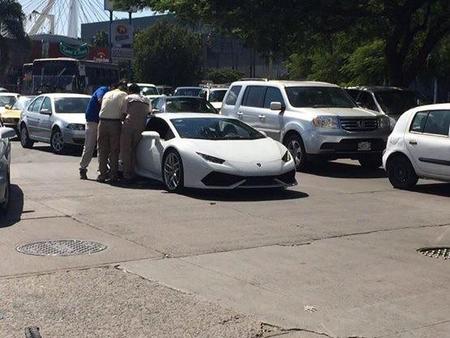 Dolorpasión™: Lamborghini Huracán se queda sin gasolina en Guadalajara