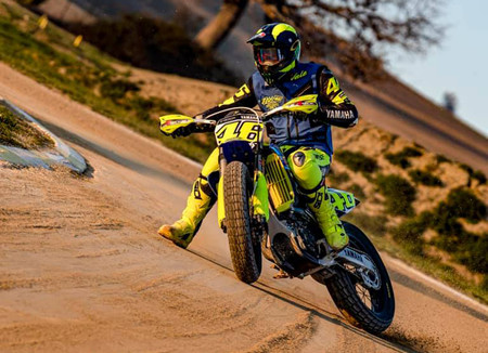 ¡Puro espectáculo! La única manera de seguir a Valentino Rossi en el 'rancho' es usar un dron