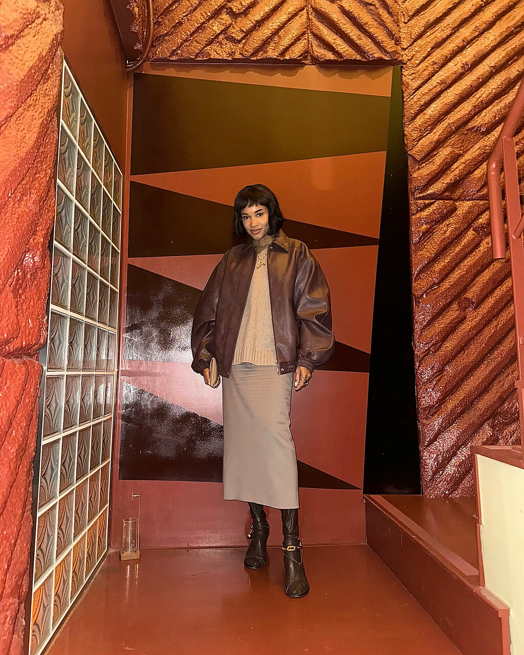 Mango firma la chaqueta bomber efecto piel que arrasa este otoño-invierno porque eleva cualquier look diario 