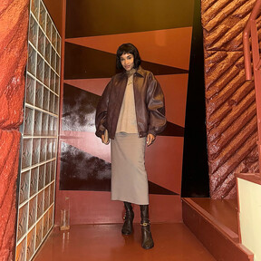 La chaqueta bomber efecto piel del otoño es esta y así la llevan las mujeres más elegantes y estilosas