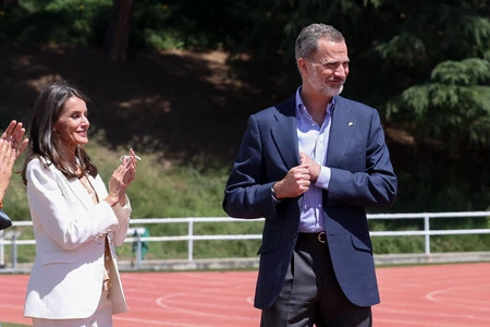 Doña Letizia apuesta en su primer look de la Fase 2 por la combinación de traje y alpargatas