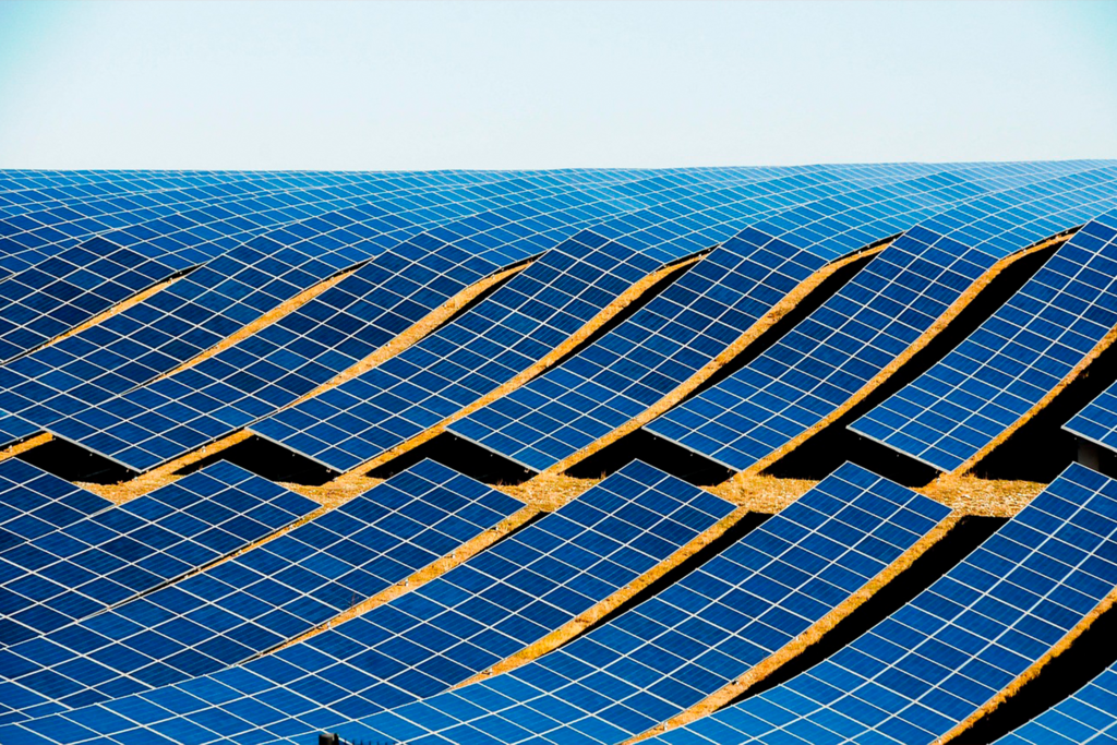 El sector solar chino quiso salvarse de la sobreproducción con un pacto. Solo logró hundirse más rápido 