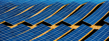 El sector solar chino quiso salvarse de la sobreproducción con un pacto. Solo logró hundirse más rápido 
